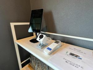 a desk with a computer on top of it at SAMURISE 81INN - Vacation STAY 60979v in Azagawa