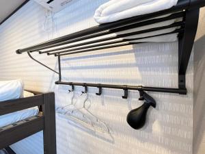 een rek met keukengerei aan een muur in een slaapkamer bij SAMURISE 81INN - Vacation STAY 60981v in Azagawa