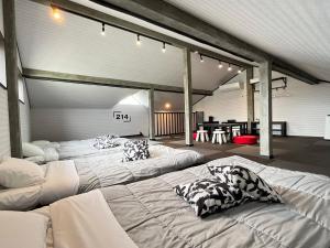 a room with three beds with pillows on them at SAMURISE 81INN - Vacation STAY 60983v in Fujikawaguchiko