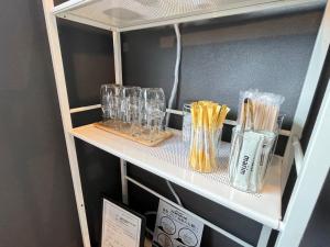 a shelf with several glass vases on it at SAMURISE 81INN - Vacation STAY 60983v in Azagawa