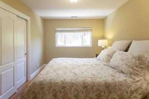 Un dormitorio con una cama grande y una ventana en Danville home, en Danville