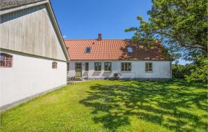 a white house with a red roof and a yard at 4 Bedroom Stunning Home In Sams in Brundby