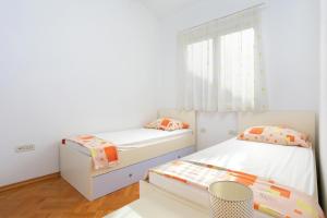 Ένα ή περισσότερα κρεβάτια σε δωμάτιο στο Apartments with a parking space Dugi Rat, Omis - 11443