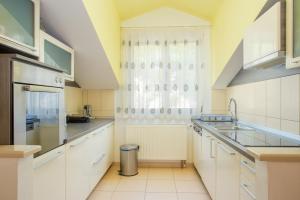 Η κουζίνα ή μικρή κουζίνα στο Apartments with a parking space Dugi Rat, Omis - 11443