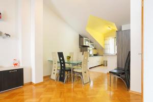 a kitchen and dining room with a table and chairs at Apartments with a parking space Dugi Rat, Omis - 11443 in Dugi Rat