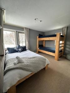 a bedroom with a large bed and a bunk bed at Legend Inn Myoko in Myoko