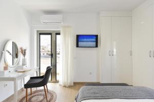 a bedroom with a bed and a desk and a mirror at Apartamento Starlight La Aldea I in San Nicolás