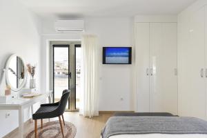 een slaapkamer met een bed, een bureau en een spiegel bij Apartamento Starlight La Aldea I in San Nicolás
