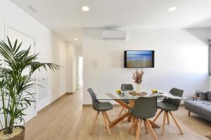 a dining room and living room with a table and chairs at Apartamento Starlight La Aldea I in San Nicolás