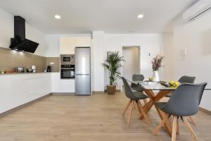a kitchen and dining room with a table and chairs at Apartamento Starlight La Aldea I in San Nicolás