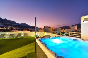a hot tub on the roof of a building at Apartamento Starlight La Aldea I in San Nicolás