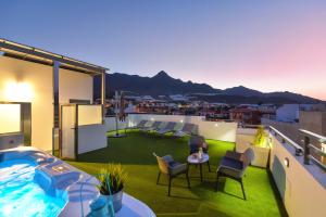 a rooftop patio with a swimming pool on a building at Apartamento Starlight La Aldea I in San Nicolás