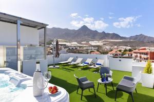 a rendering of a rooftop patio with chairs and tables at Apartamento Starlight La Aldea I in San Nicolás