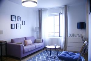 - un salon avec un canapé violet et une table dans l'établissement Sevigné Plage, à Deauville