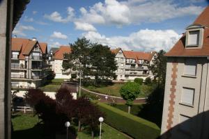 un groupe d'immeubles d'appartements dans une ville dans l'établissement Sevigné Plage, à Deauville