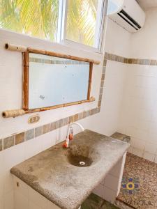 baño con lavabo y ventana en Casa Española, en Puerta de Hierro