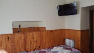 Habitación con TV de pantalla plana en la pared en Hotel Lebet en Mar del Plata