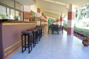 伊瓜蘇港的住宿－Hotel Sol Cataratas，餐馆里一排凳子,还有酒吧