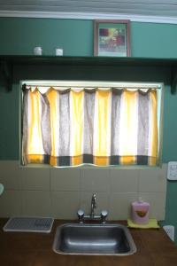 cocina con fregadero y ventana en Departamento interno zona centro en Viedma