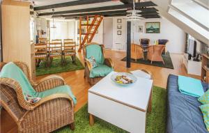 ein Wohnzimmer mit Stühlen und einem Tisch in der Unterkunft Beautiful Apartment In Sams With House Sea View in Ballen