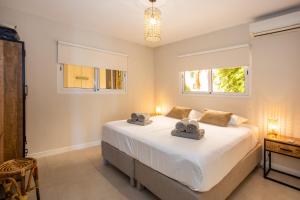 1 dormitorio con 1 cama con 2 toallas en JT Curacao Apartments, en Jan Thiel
