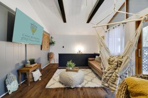 una sala de estar con una hamaca en el centro en Casa Bohemia: A Relaxing Getaway, en Tobyhanna