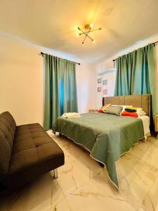 um quarto com uma cama verde e um sofá em Modern Villa in Punta Cana - Villa Moderna em Punta Cana