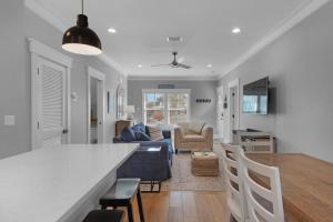 Una cocina y una sala de estar con mesa y sillas. en Golf Cart, 3 King Beds, Covered Rooftop Area, Half Mile to Beach!, en Santa Rosa Beach
