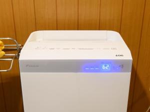 una caja blanca encima de una nevera en Business Ryokan Hotel Yukimiso, en Toyama