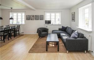 ein Wohnzimmer mit einem Sofa und einem Tisch in der Unterkunft Fyrassistentens in Kolby Kås