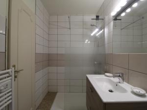 uma casa de banho branca com um lavatório e um espelho em Studio Collioure, 1 pièce, 3 personnes - FR-1-309-234 em Collioure
