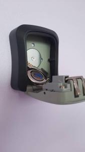哥打巴鲁PCB PURPLE GUEST HOUSE的挂在墙上的电视,带手表