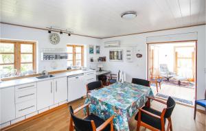 een keuken en eetkamer met een tafel en stoelen bij 2 Bedroom Nice Home In Sams in Kolby Kås