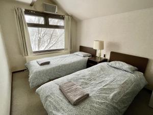 Un pat sau paturi într-o cameră la 19 Accommodation