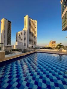 una piscina en la azotea de un edificio con edificios altos en Exclusivo Apartamento Frente Al Mar En Cartagena, en Cartagena de Indias