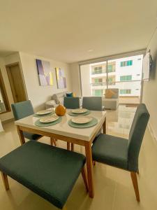 Habitación con mesa, sillas y sala de estar. en Exclusivo Apartamento Frente Al Mar En Cartagena, en Cartagena de Indias