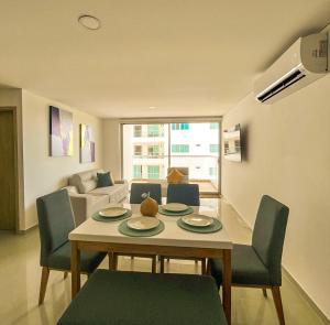sala de estar con mesa de comedor y sillas en Exclusivo Apartamento Frente Al Mar En Cartagena, en Cartagena de Indias