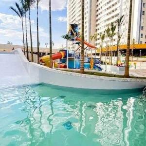 einen Wasserpark mit Rutsche im Wasser in der Unterkunft Resort Solar das Águas in Olímpia