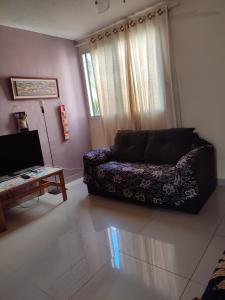 Ap Estacio في ريو دي جانيرو: غرفة معيشة مع أريكة وطاولة