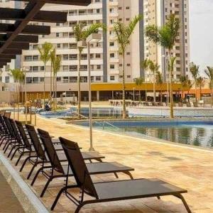 eine Reihe von Stühlen neben einem Pool in der Unterkunft Resort Solar das Águas in Olímpia + 12 Fotos