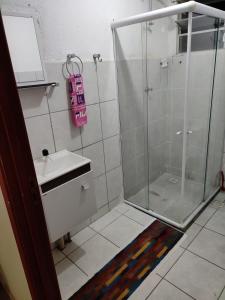 y baño con ducha y lavamanos. en Ap Estacio en Río de Janeiro