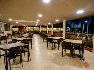 ein Speisesaal mit Tischen und Stühlen in einem Restaurant in der Unterkunft Resort Solar das Águas in Olímpia