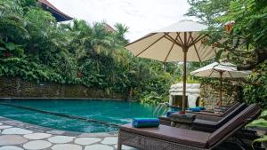 Der Swimmingpool an oder in der Nähe von Sakti Garden Resort & Spa