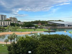 uma vista para uma cidade com um rio e edifícios em Serenity Splendour at Darwin Waterfront em Darwin