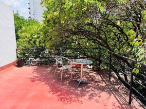 una mesa y una silla en un patio en Citla-3 Hermoso e iluminado departamento, en Ciudad de México