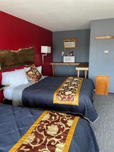 Postel nebo postele na pokoji v ubytování Tri-State Wood Inn