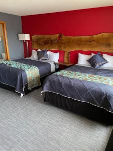 Posteľ alebo postele v izbe v ubytovaní Tri-State Wood Inn