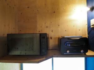a microwave and a toaster oven sitting on a counter at まちの別邸 緝 shu in Kochi