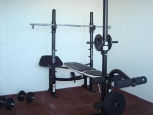 un gimnasio con dos soportes y pesas en Villa T4 35km Montargil - Private & Heated Pool en Casal do Anafe de Baixo