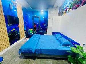 sypialnia z łóżkiem morskim i akwarium w obiekcie NHÀ NGHỈ K house w mieście Ben Tre